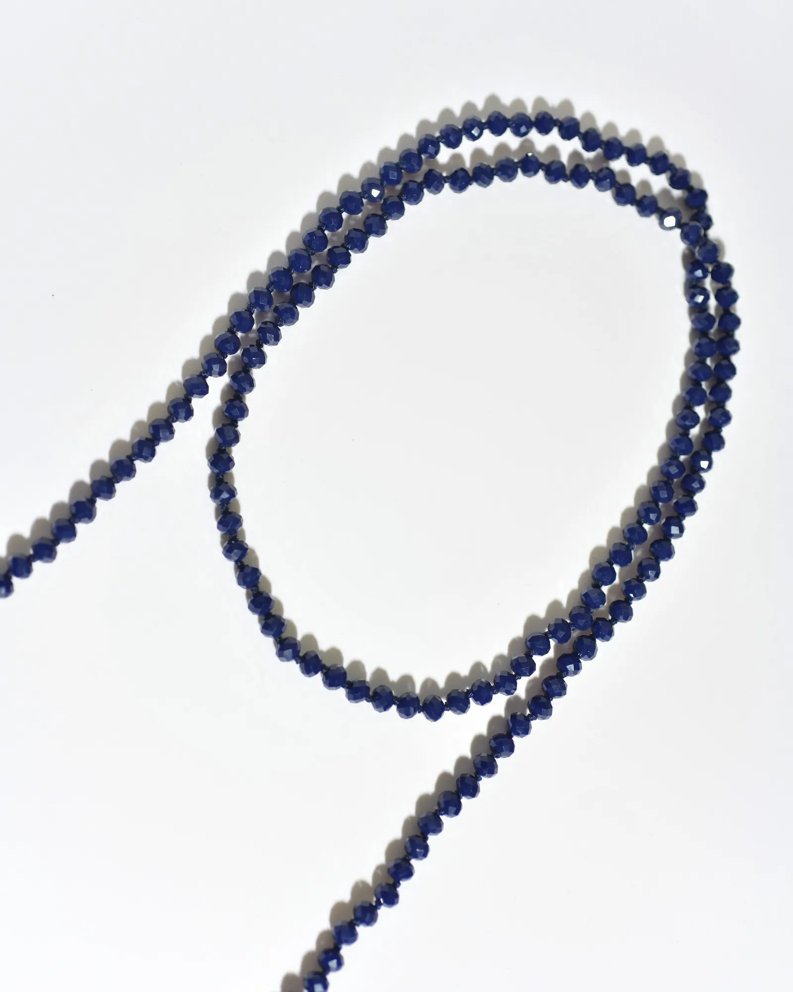 Collier en perles bleues marine Edward Achour 