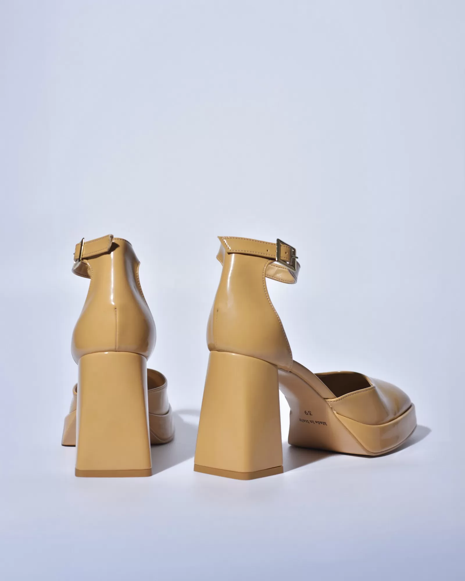 Sandales en cuir verni beige Liviana Conti 