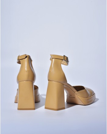 Sandales en cuir verni beige Liviana Conti 