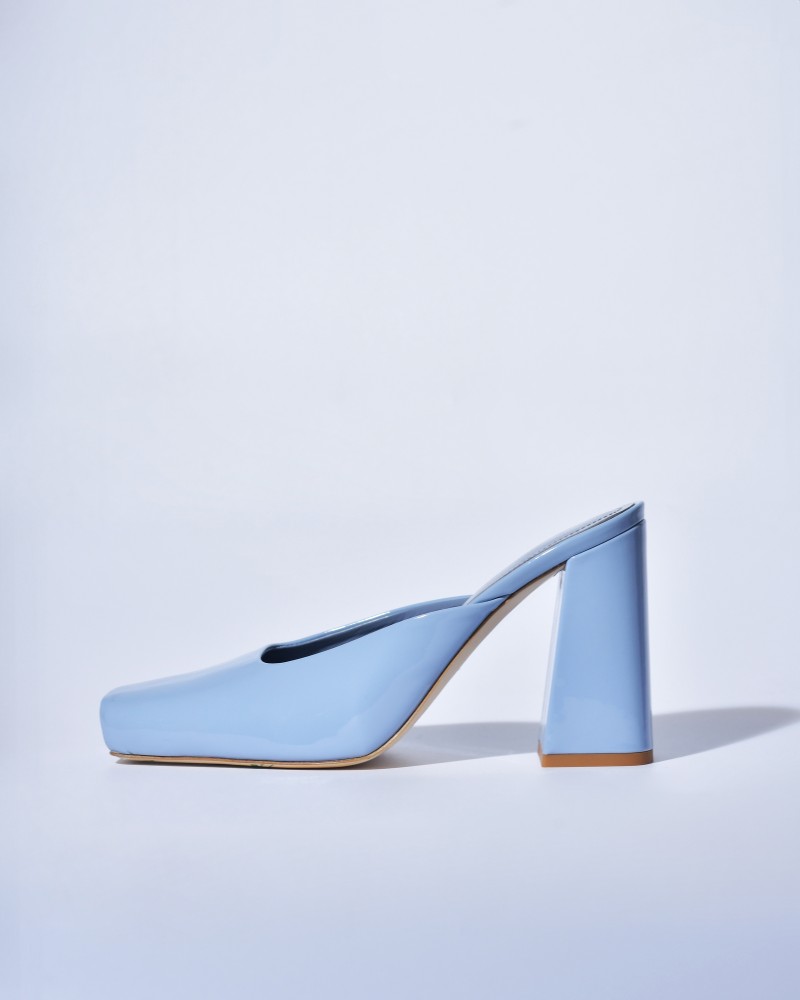 Mules en cuir verni bleu Liviana Conti 