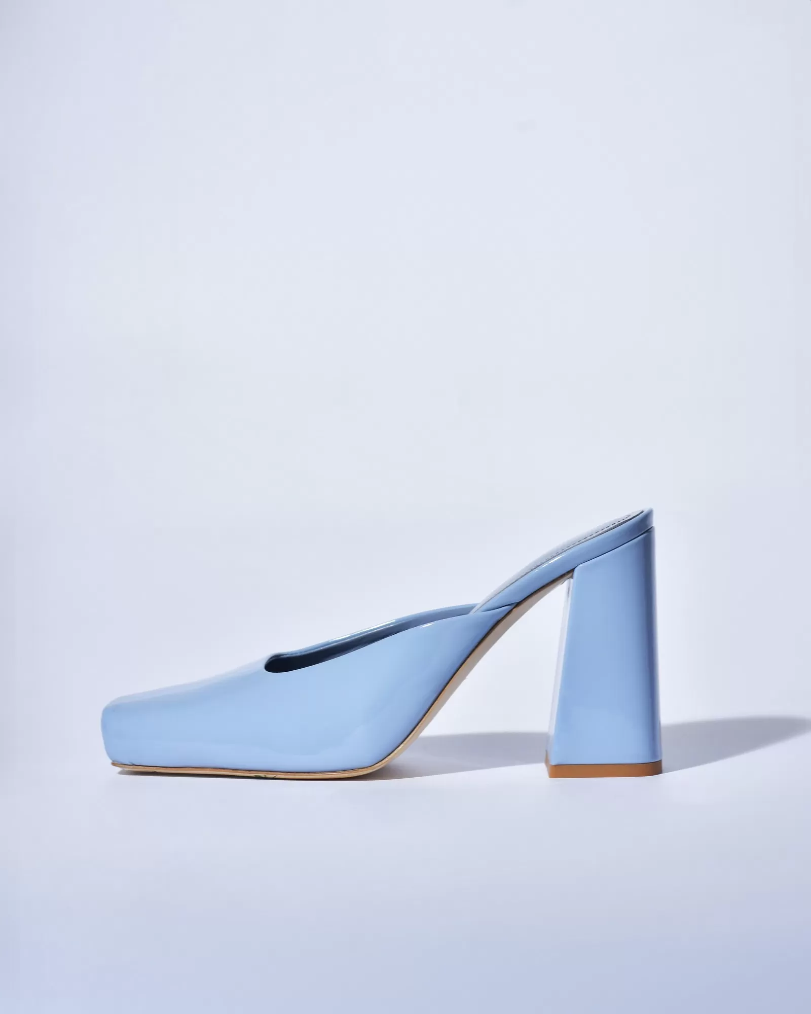 Mules en cuir verni bleu Liviana Conti 