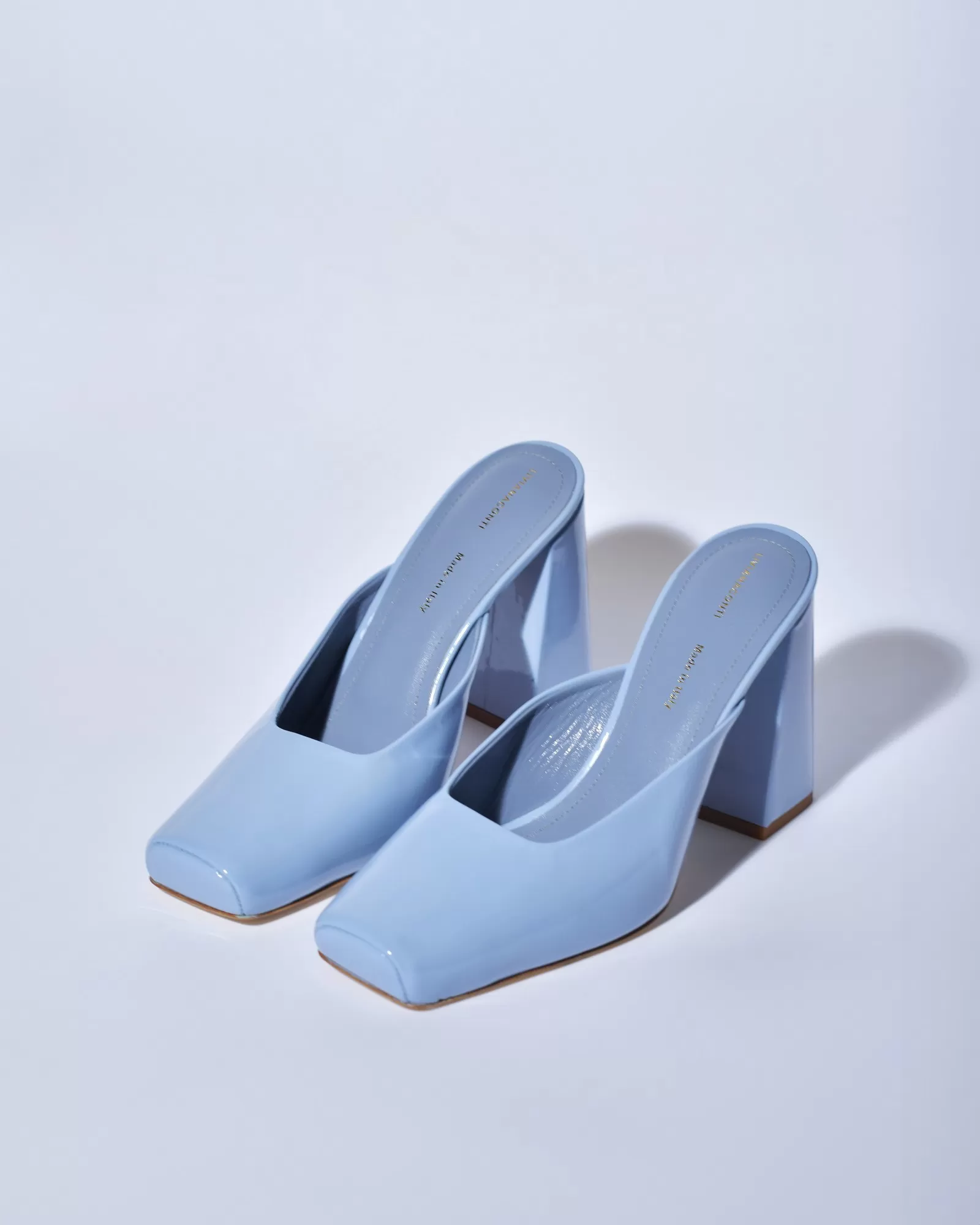 Mules en cuir verni bleu Liviana Conti 