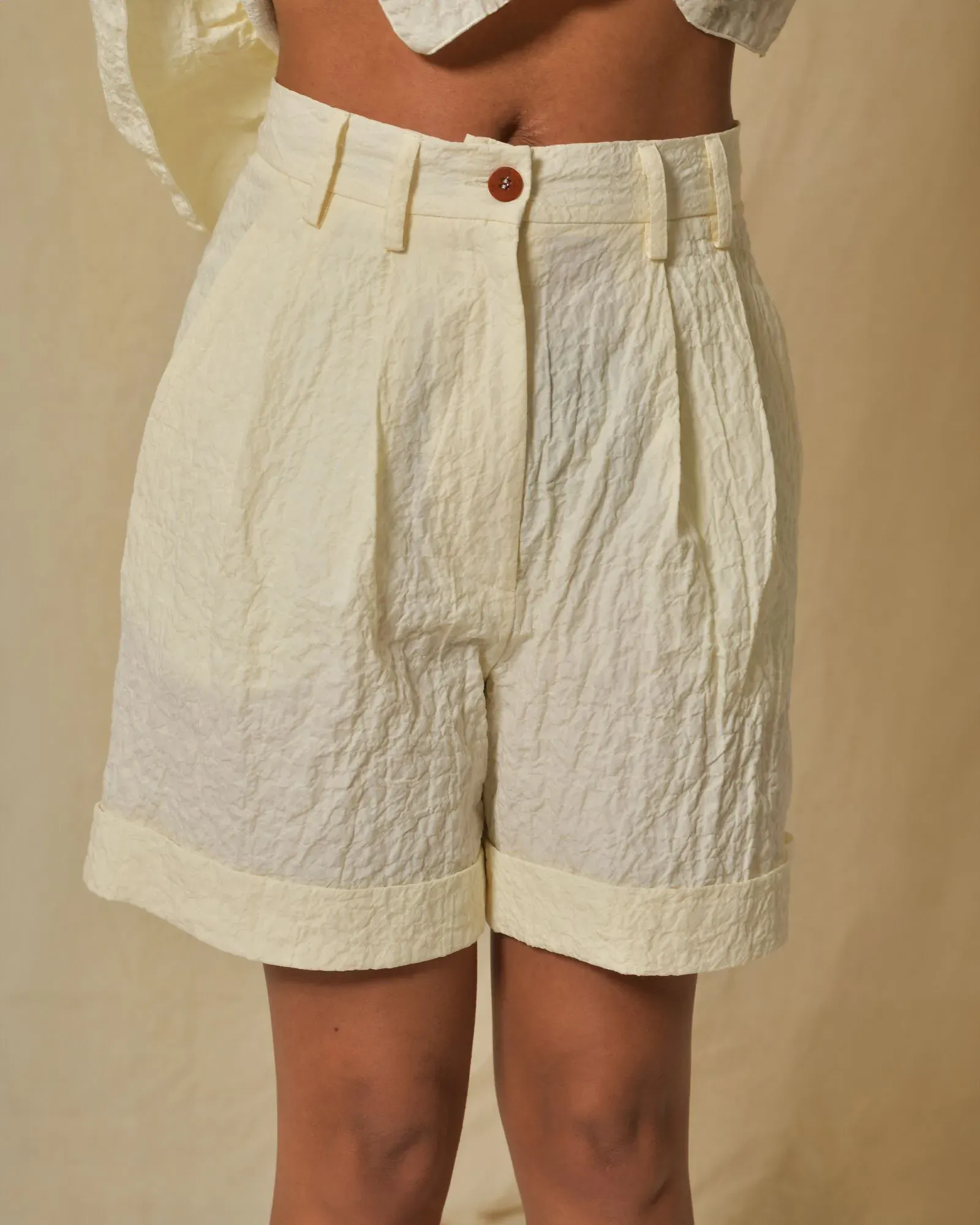 Short en coton texturé beige à pinces AVN