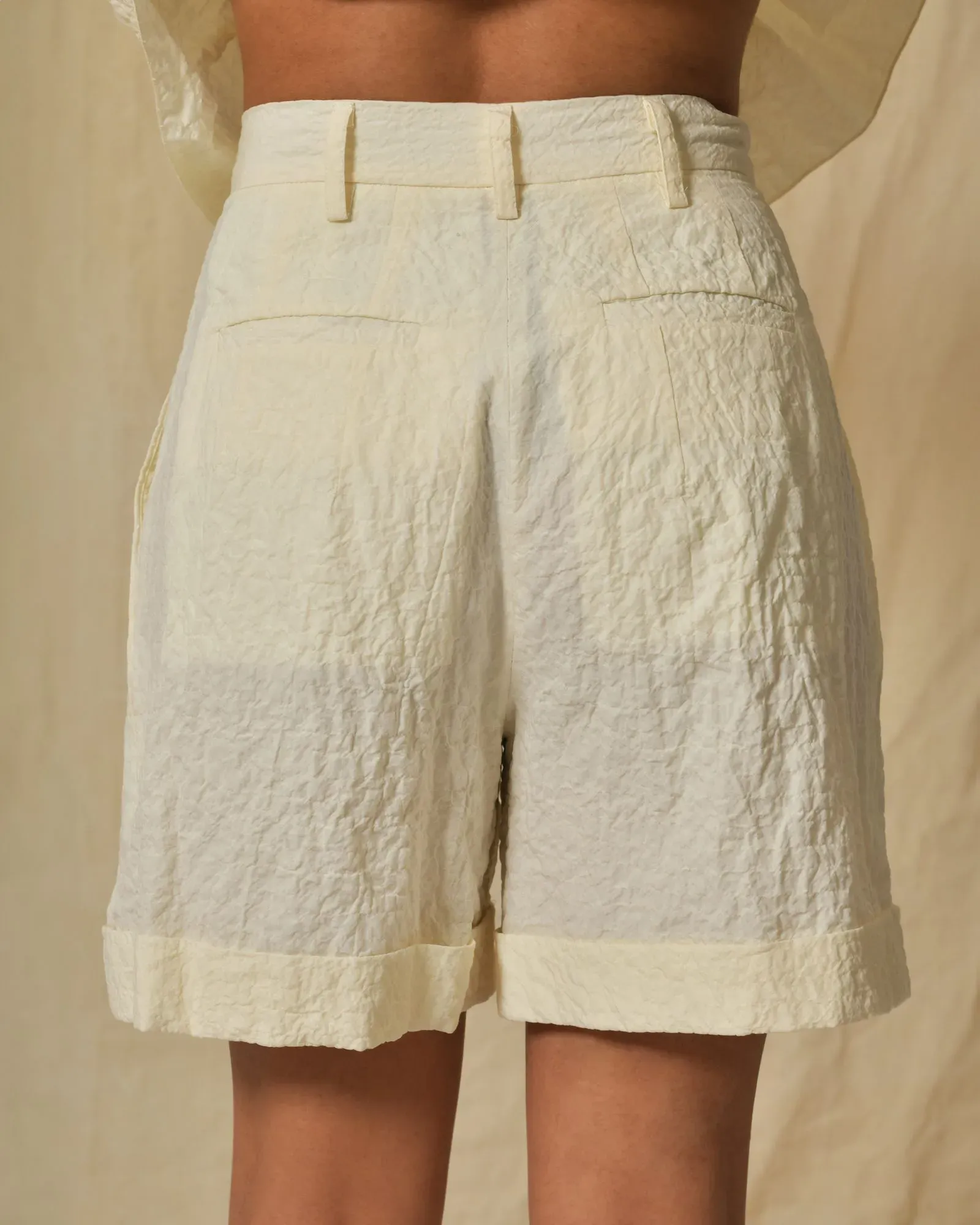 Short en coton texturé beige à pinces AVN