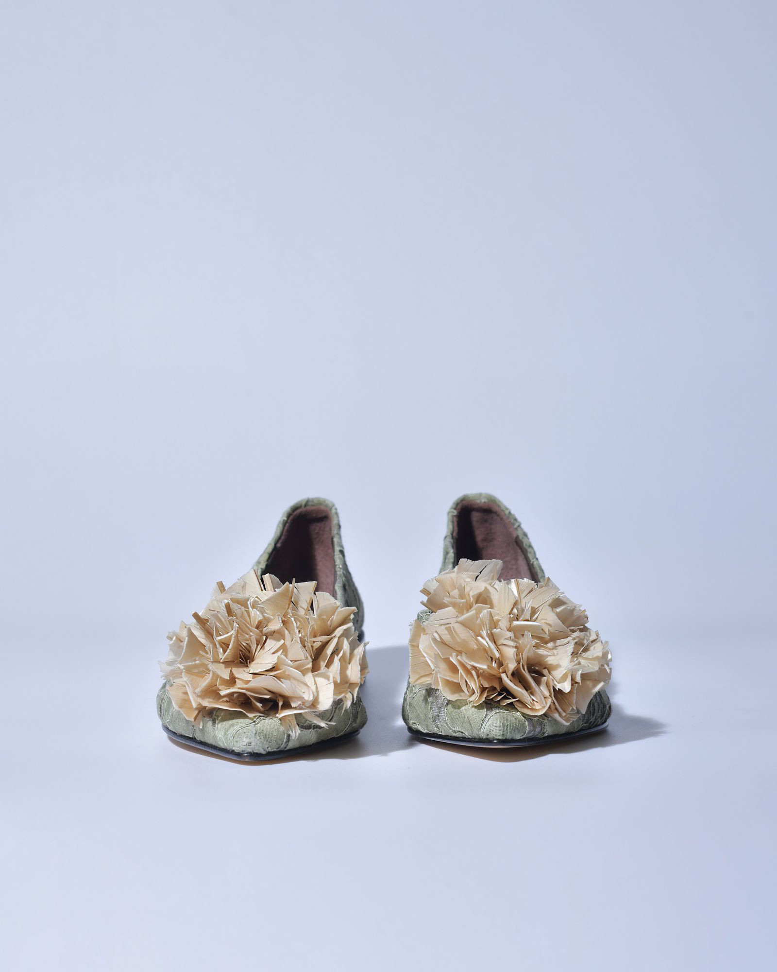 Ballerines en dentelle verte et pompon Collection Privée