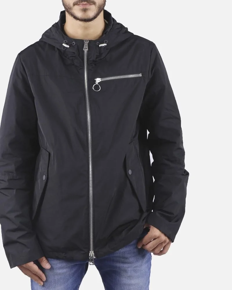 Veste imperméable à capuche noire 