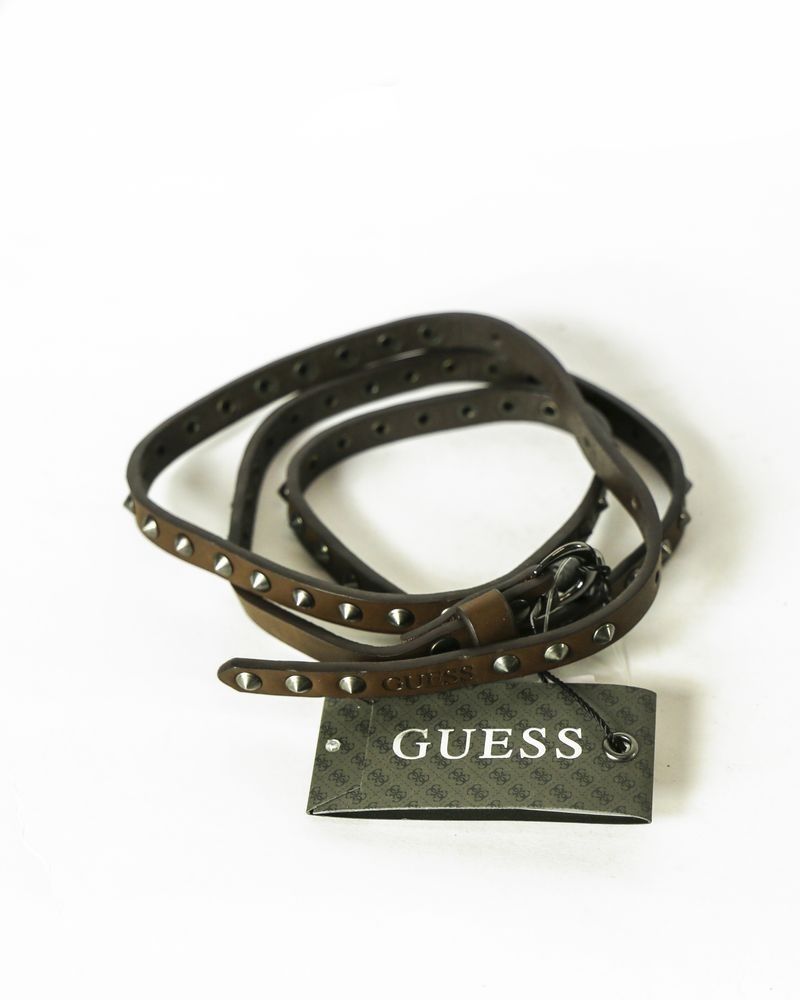 Ceinture fine en simili cuir marron cloutée Guess 