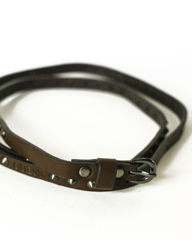 Ceinture fine en simili cuir marron cloutée Guess 