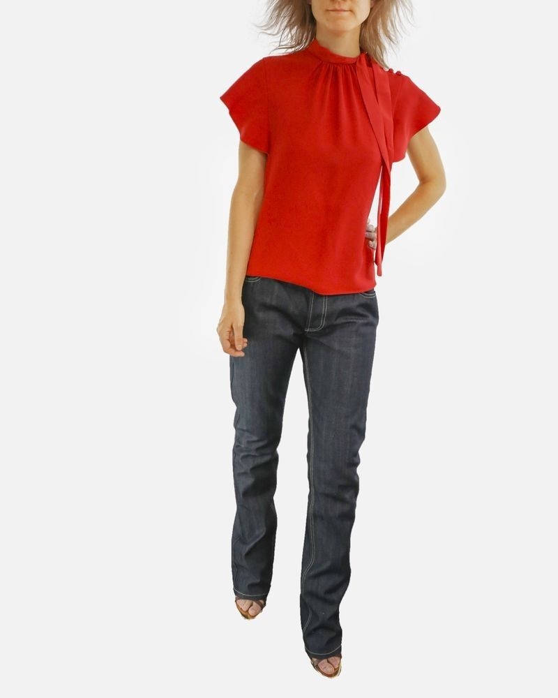 Blouse en crêpe rouge à col lavallière 