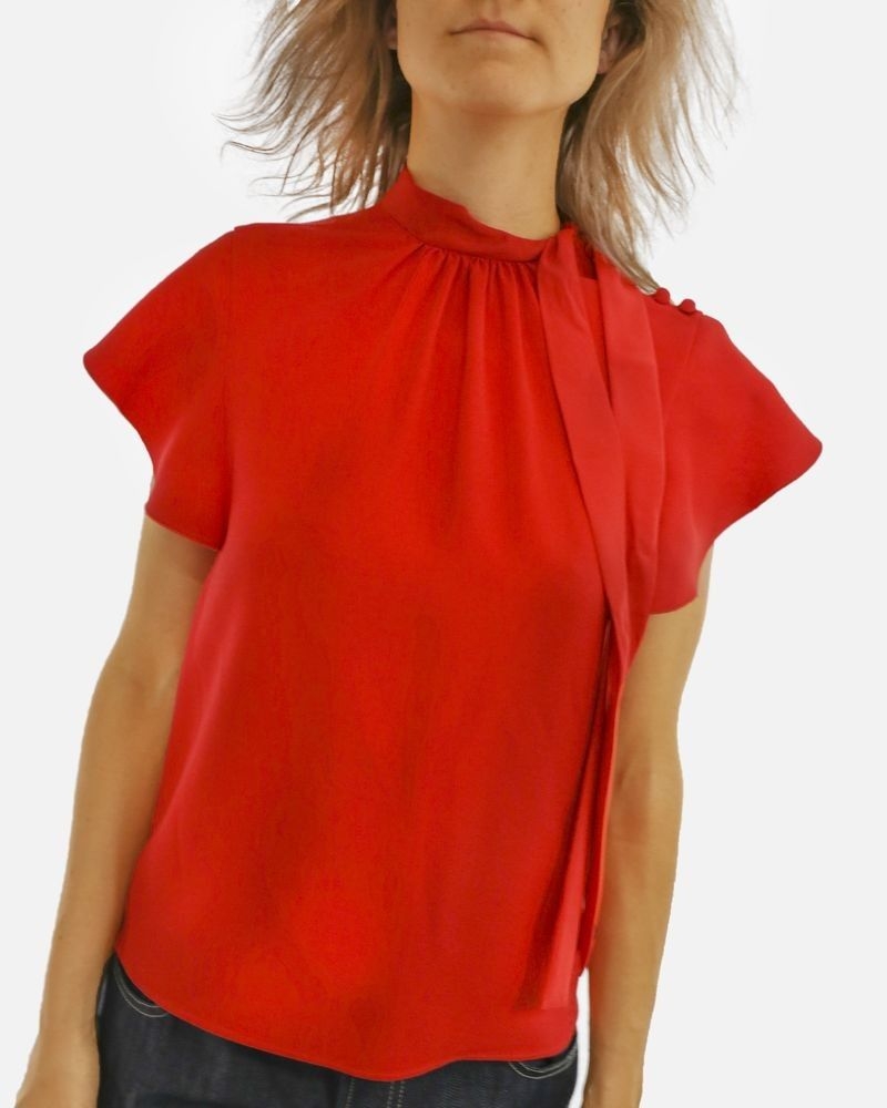 Blouse en crêpe rouge à col lavallière 