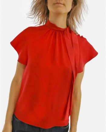 Blouse en crêpe rouge à col lavallière 