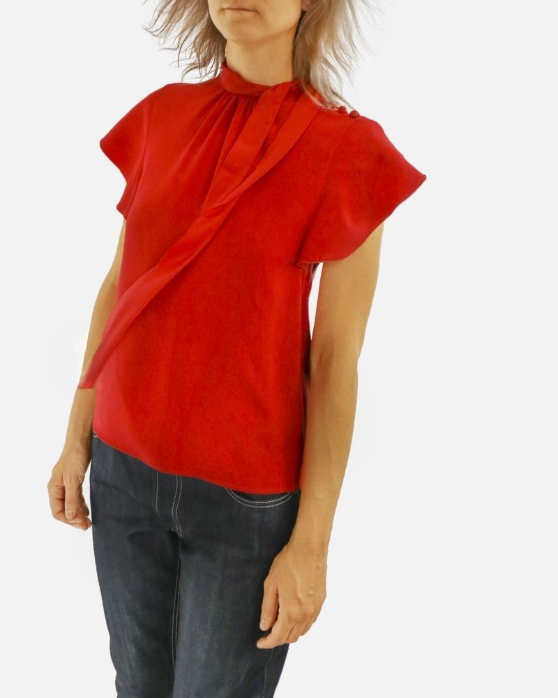 Blouse en crêpe rouge à col lavallière 