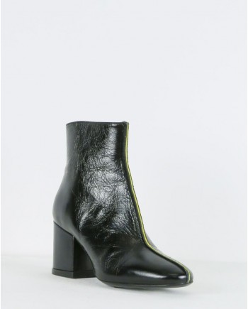 Bottines en cuir vernis noir à passepoile jaune Kenzo 