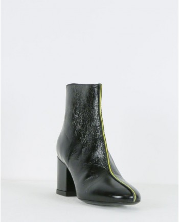 Bottines en cuir vernis noir à passepoile jaune Kenzo 