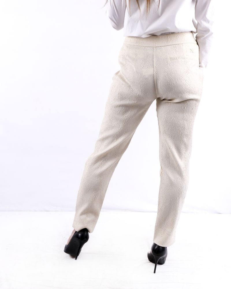 Pantalon cigarette en crêpe texturé beige SVNTY 