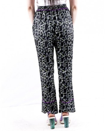 Pantalon façon pyjama en satin noir à motifs logo fleuri Isabelle Blanche 