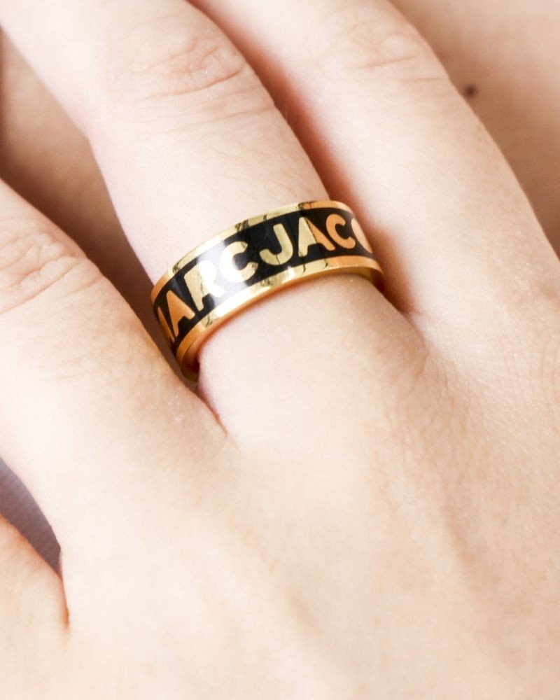 Bague dorée à logo Marc Jacobs 