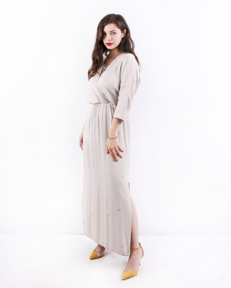 Robe empire en satin beige cloutée SVNTY 