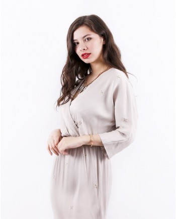 Robe empire en satin beige cloutée SVNTY 