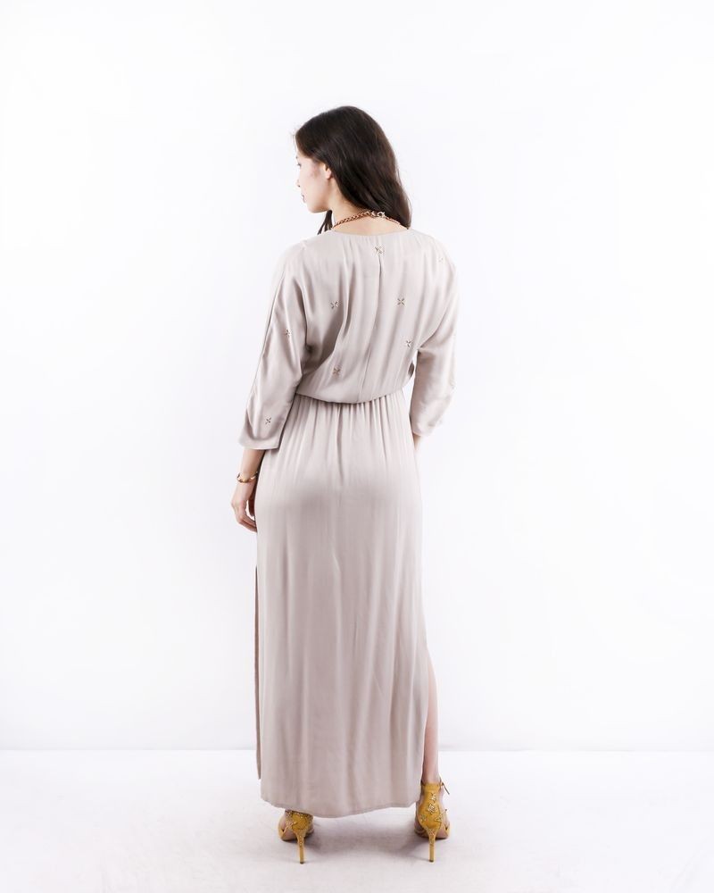 Robe empire en satin beige cloutée SVNTY 