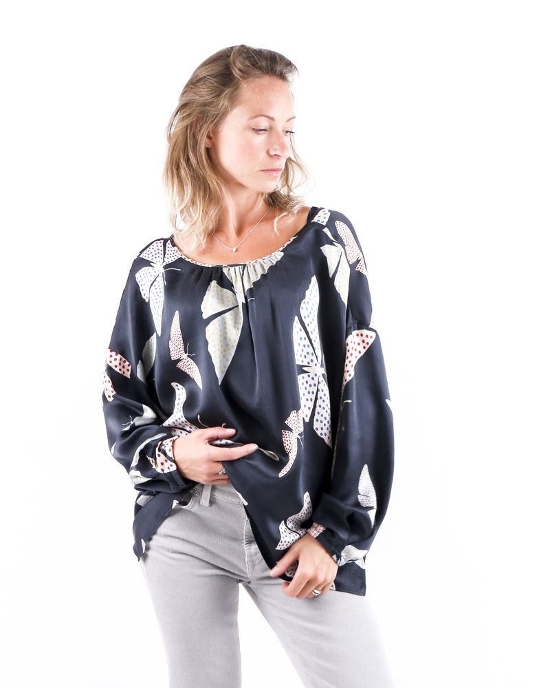 Blouse smokée en soie bleue à motifs papillons Forte Forte 