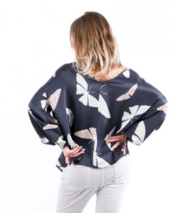 Blouse smokée en soie bleue à motifs papillons Forte Forte 