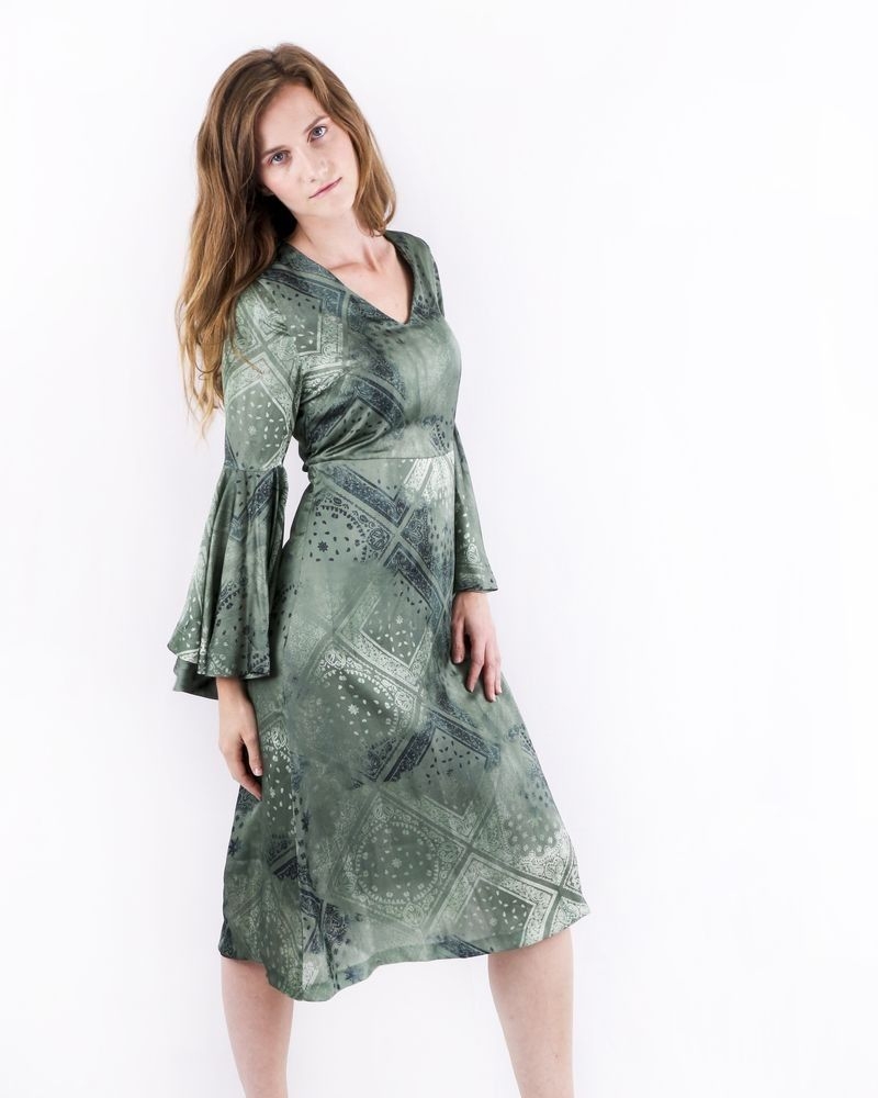 Robe en satin vert à imprimés bandanas Maison Pere 