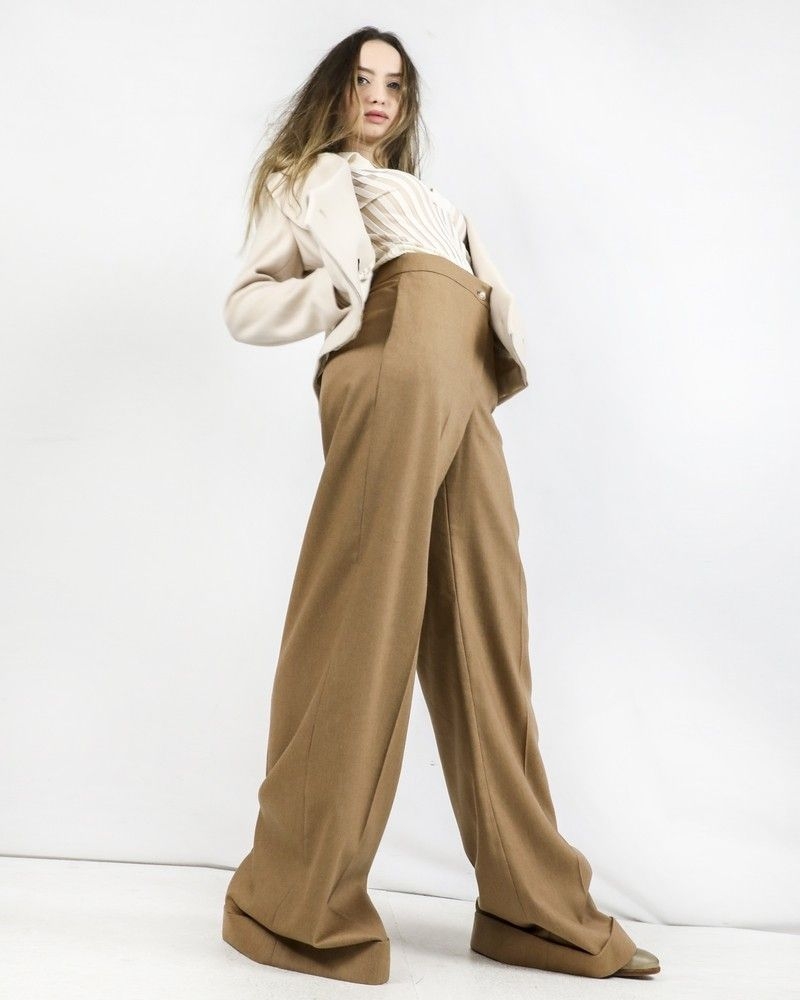 Pantalon patte d’eph en crêpe caramel à boutons fantaisies 