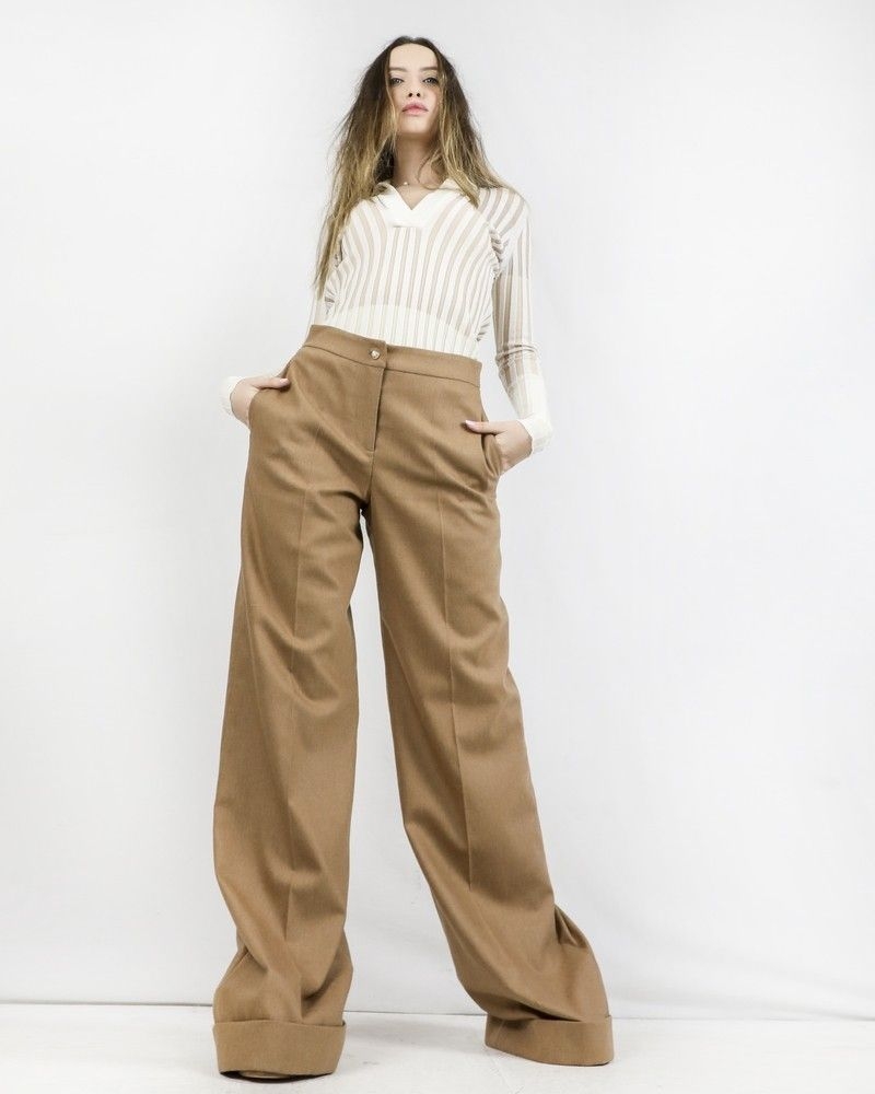 Pantalon patte d’eph en crêpe caramel à boutons fantaisies 