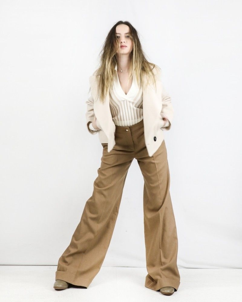 Pantalon patte d’eph en crêpe caramel à boutons fantaisies 