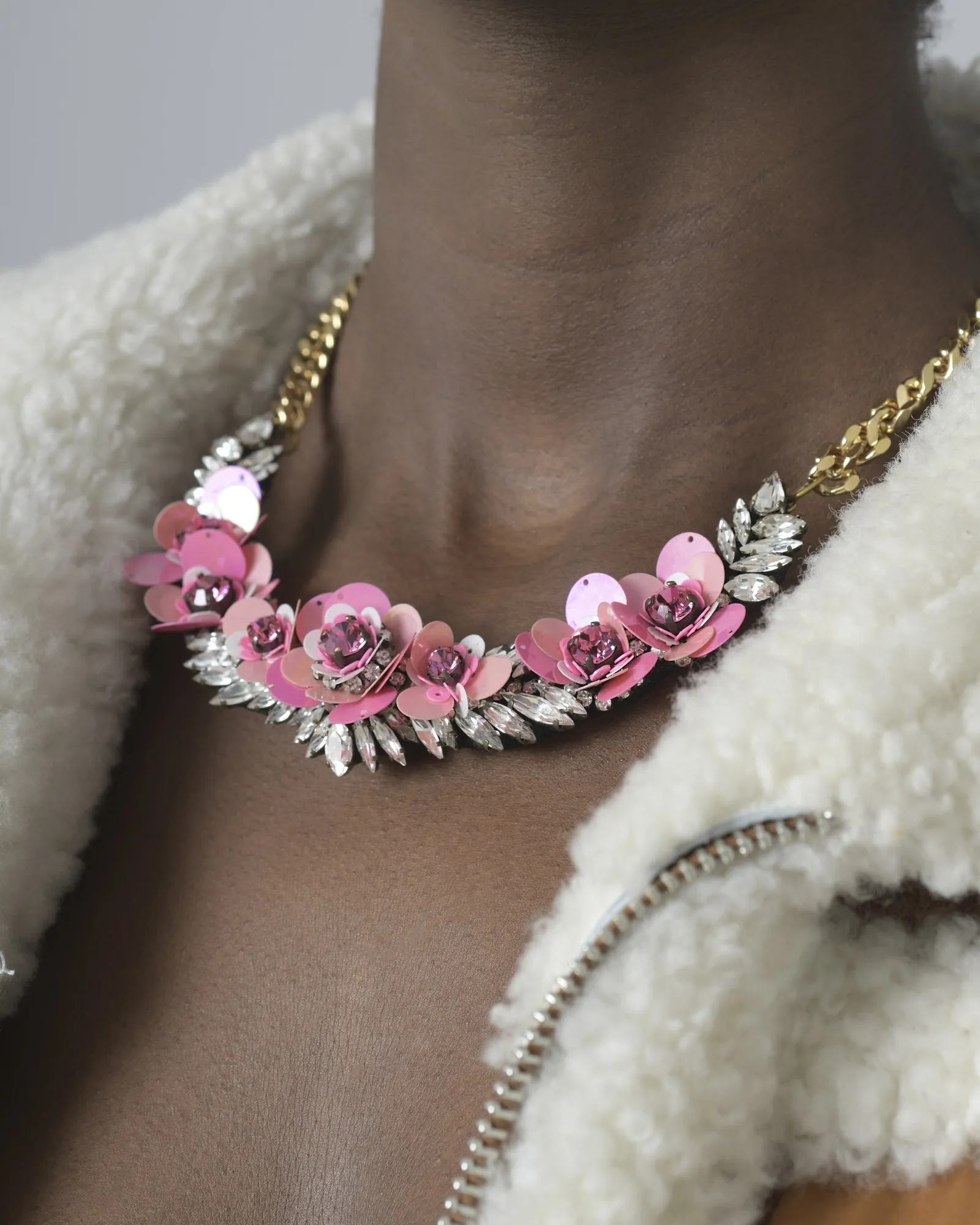 Collier rose à fleurs Shourouk 